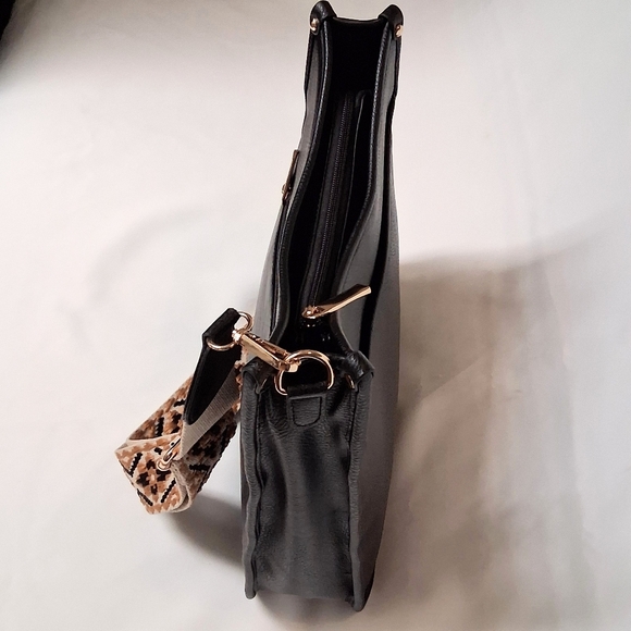 Metro Muse Black Vegan Leather Crossbody Bag - Picture 3 of 7